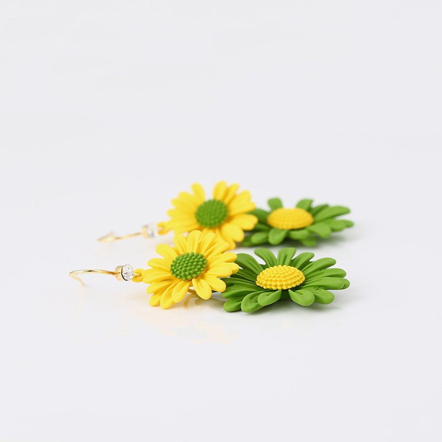 Pretty Glass Resin Daisy Gold Plated Earring